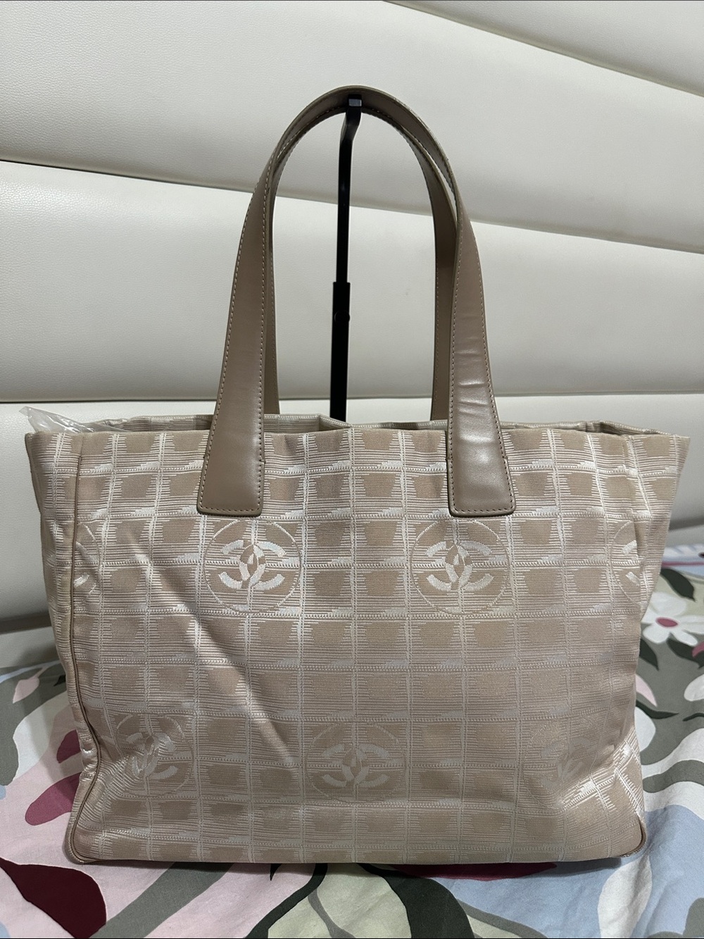 CHANEL Beige Tote Bag with Tan Handles - Picture 2 of 15